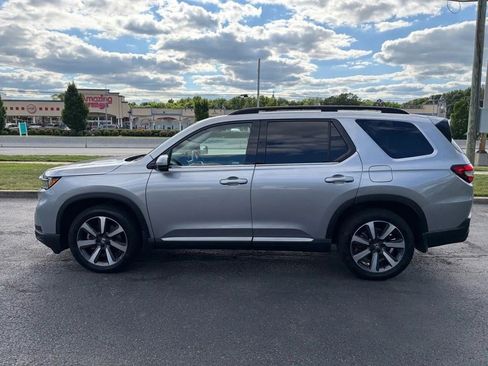 Used 2023 Honda Pilot Touring image 11