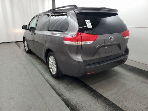 Used 2014 Toyota Sienna LE image 2
