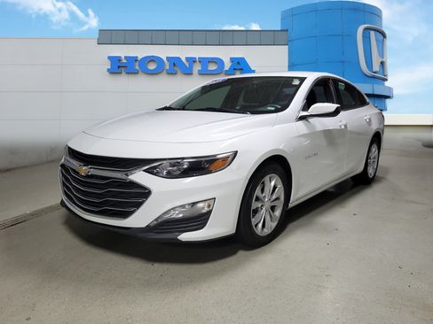 Used 2025 Chevrolet Malibu LT FWD image 2