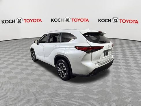 Used 2023 Toyota Highlander XLE AWD/4WD image 6