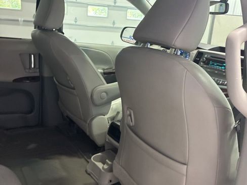 Used 2011 Toyota Sienna XLE image 33