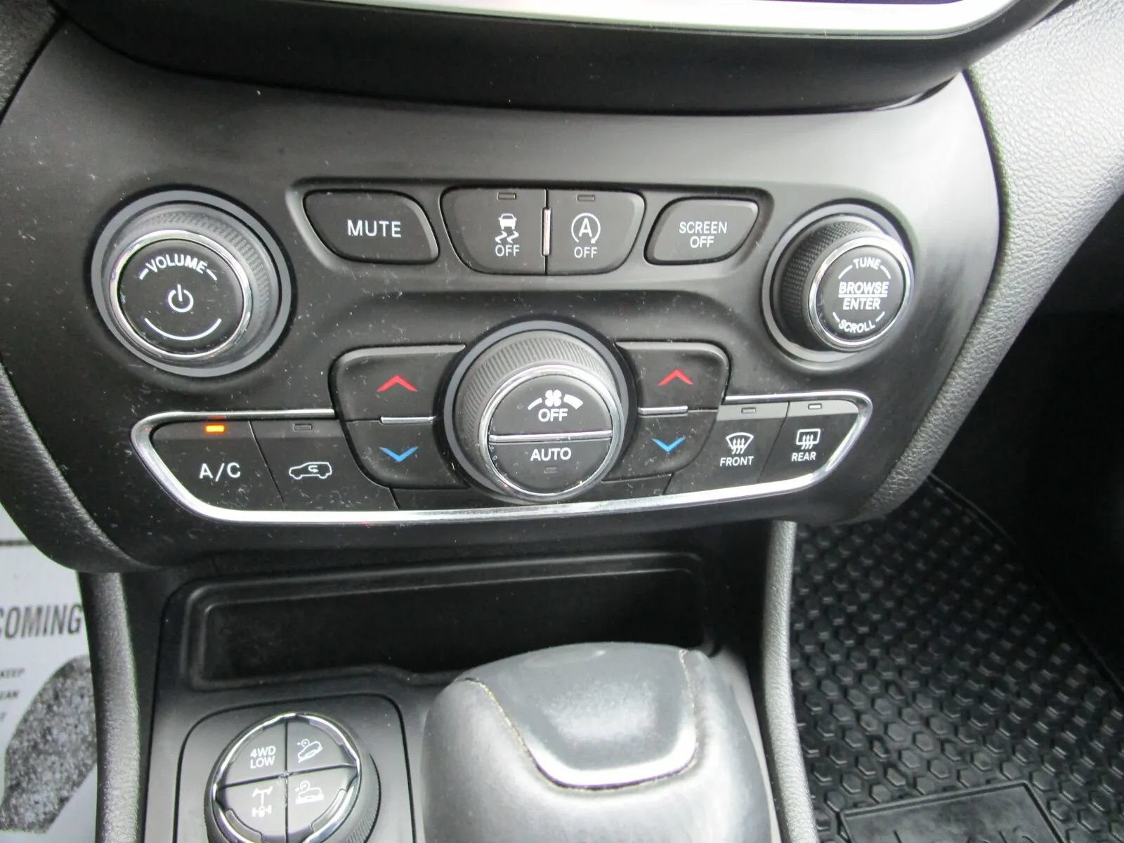 Used 2020 Jeep Cherokee Trailhawk w/ Cold Weather Group AWD/4WD image 17