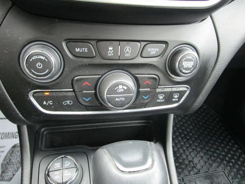 Used 2020 Jeep Cherokee Trailhawk w/ Cold Weather Group AWD/4WD image 17