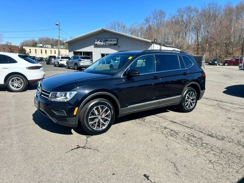 Used 2020 Volkswagen Tiguan SE w/ Panoramic Sunroof Package image 2