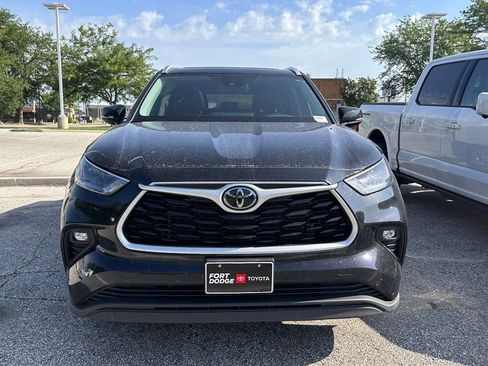 Used 2023 Toyota Highlander XLE AWD/4WD image 2