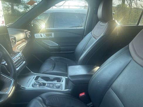 Used 2023 Ford Explorer Platinum w/ Technology Package image 4