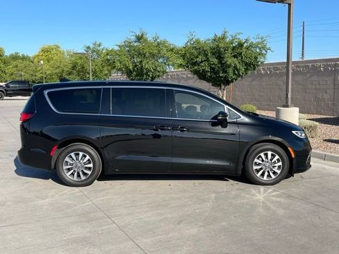 Used 2025 Chrysler Pacifica Select w/ Uconnect Theater Family Group FWD image 3