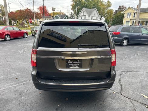 Used 2016 Chrysler Town & Country Touring w/ Driver Convenience Group image 4