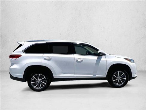 Used 2019 Toyota Highlander XLE FWD image 5