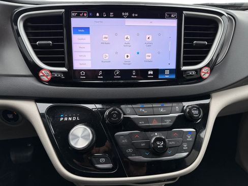 Used 2024 Chrysler Pacifica Touring-L image 16