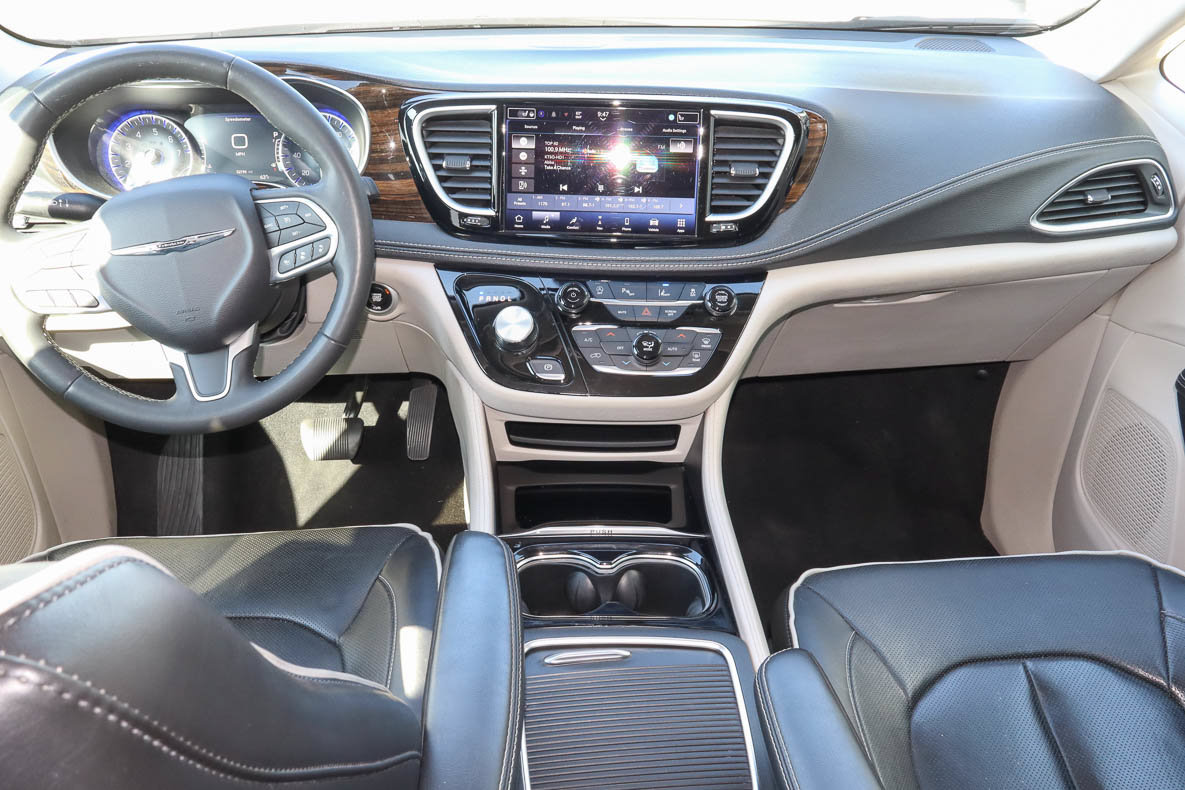 Used 2024 Chrysler Pacifica Limited FWD image 11