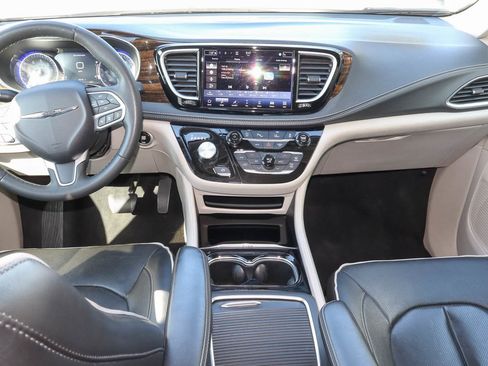 Used 2024 Chrysler Pacifica Limited FWD image 11
