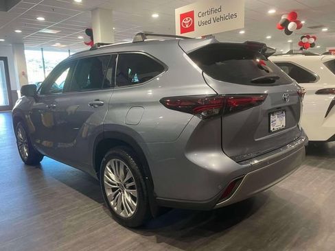 Used 2024 Toyota Highlander Platinum AWD/4WD image 7