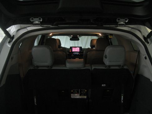 Used 2023 Toyota Sienna XLE image 22