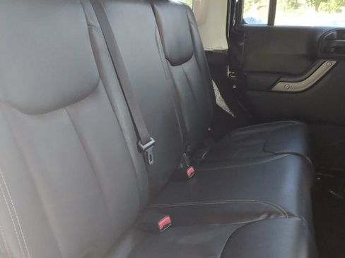 Used 2016 Jeep Wrangler Unlimited Sahara w/ Connectivity Group AWD/4WD image 9