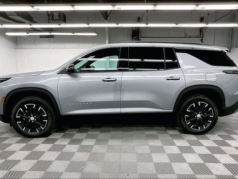 Used 2025 Chevrolet Traverse LT w/ Sun and Wheel Package image 13