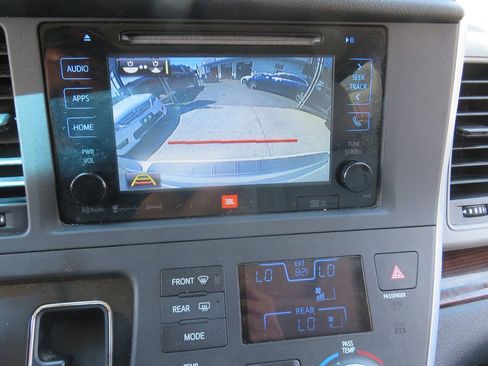Used 2016 Toyota Sienna Limited Premium FWD image 17