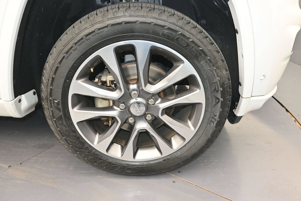 Used 2017 Jeep Grand Cherokee Overland w/ Jeep Active Safety Group RWD image 9