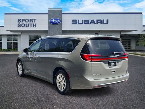 Used 2023 Chrysler Pacifica Touring-L w/ Uconnect Theater Family Group FWD image 5