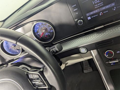 Used 2022 Kia Carnival LX image 24