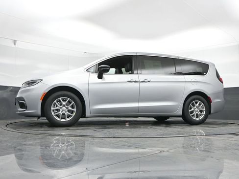 New 2026 Chrysler Pacifica Select image 43