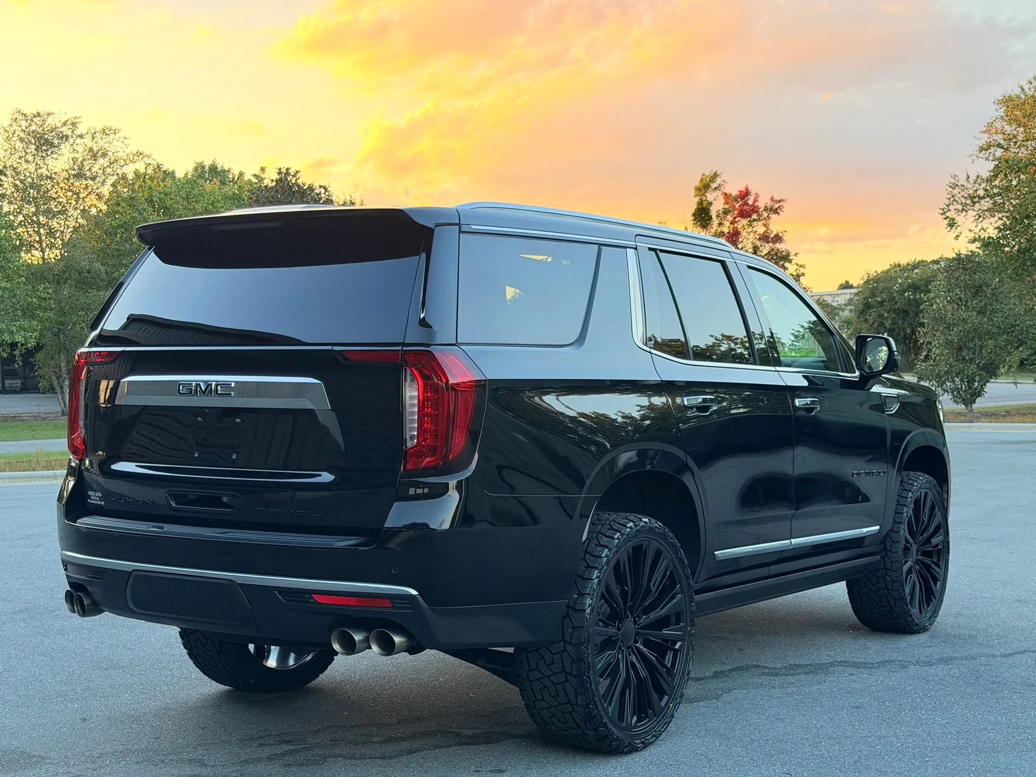 Used 2022 GMC Yukon Denali w/ Denali Premium Package AWD/4WD image 3