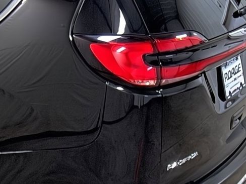 Used 2024 Chrysler Pacifica Touring-L image 10
