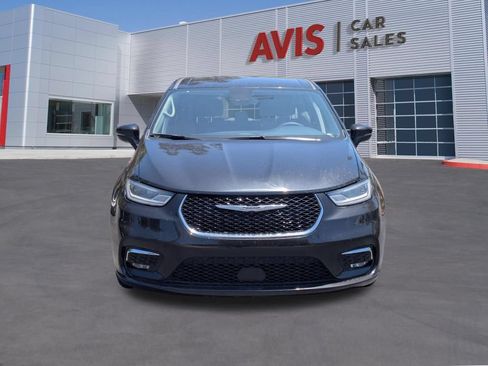 Used 2023 Chrysler Pacifica Touring-L FWD image 2