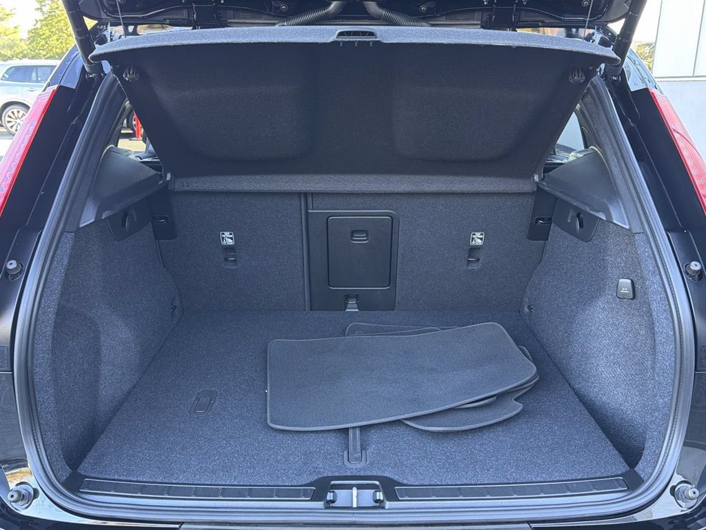 Certified 2025 Volvo XC40 B5 Plus AWD/4WD image 27