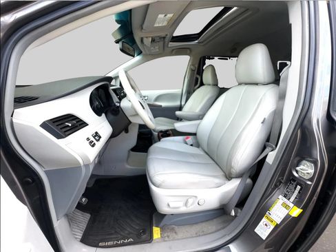 Used 2014 Toyota Sienna XLE FWD image 16