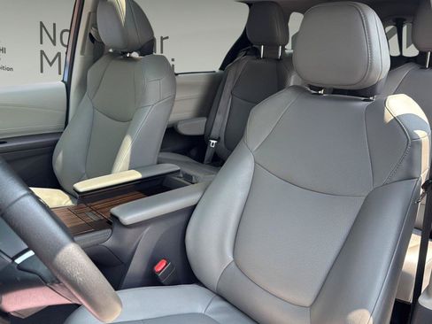 Used 2023 Toyota Sienna XLE FWD image 19