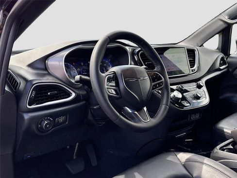 Used 2025 Chrysler Pacifica Select FWD image 9