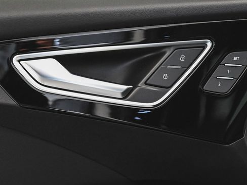 Used 2023 Audi Q4 e-tron Premium Plus w/ Premium Plus image 9