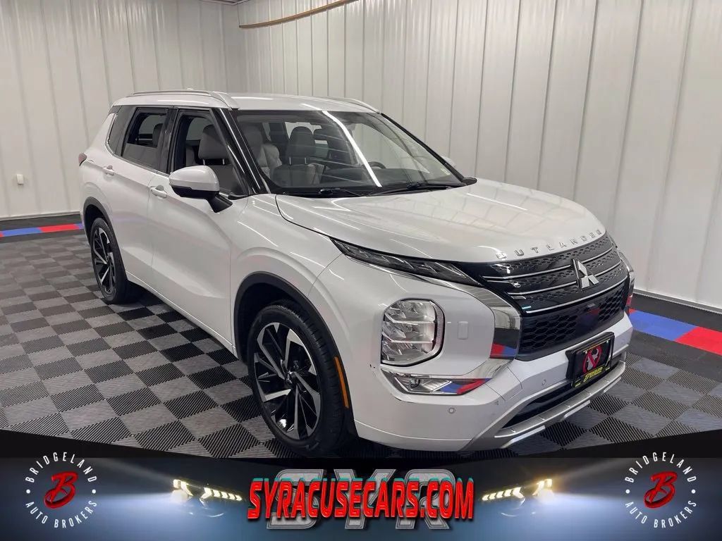 Used 2023 Mitsubishi Outlander SEL AWD/4WD image 1