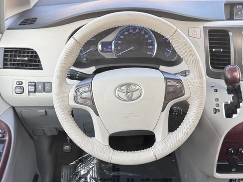 Used 2013 Toyota Sienna XLE w/ Entertainment Pkg FWD image 28