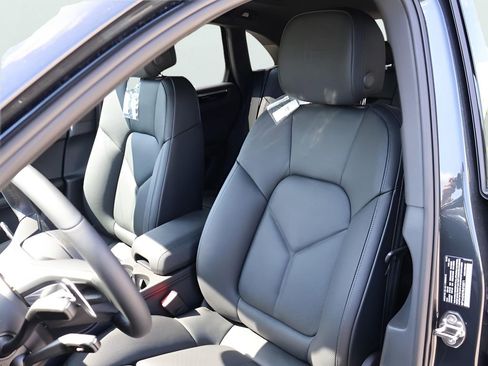 Certified 2025 Porsche Macan image 5