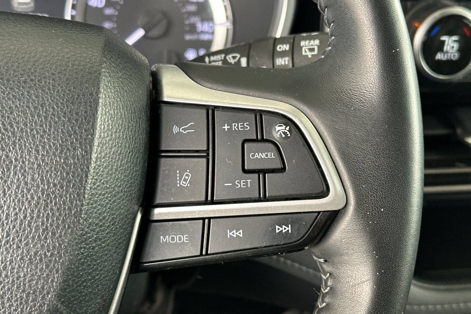 Used 2023 Toyota Highlander XLE AWD/4WD image 29