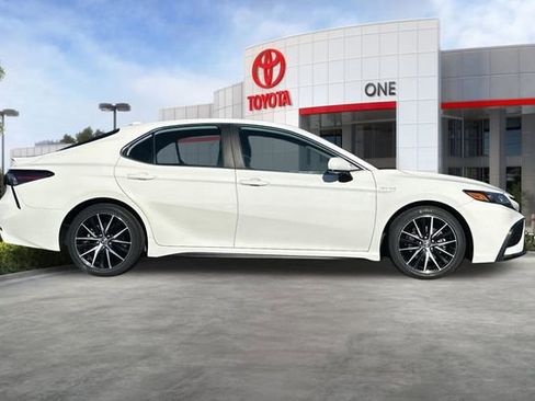 Used 2021 Toyota Camry SE image 3