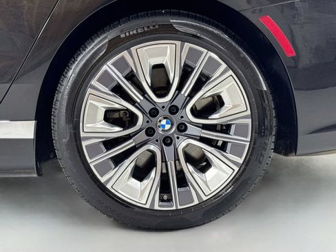 Used 2023 BMW i7 xDrive60 AWD/4WD image 9