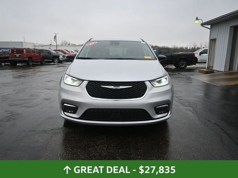 Used 2024 Chrysler Pacifica Touring-L image 5