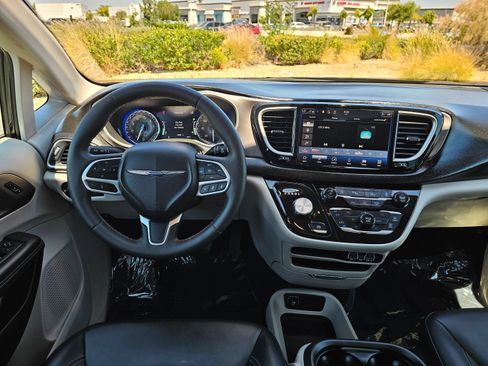 Used 2024 Chrysler Pacifica Touring-L FWD image 22