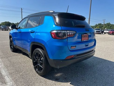 Used 2023 Jeep Compass Latitude AWD/4WD image 3