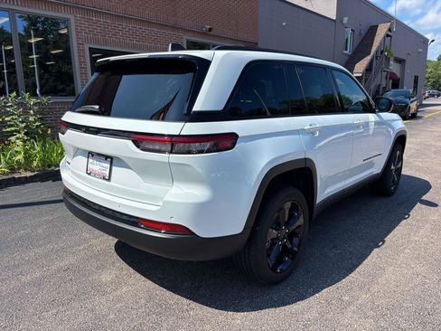 Used 2025 Jeep Grand Cherokee Altitude AWD/4WD image 32