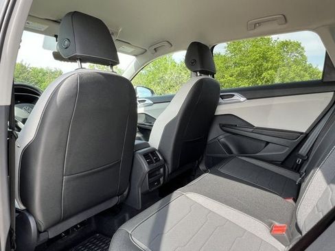 New 2025 Volkswagen Taos SE image 33