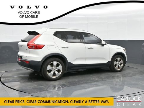 Used 2019 Volvo XC40 T4 Momentum image 3