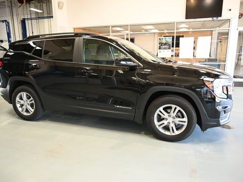 Used 2024 GMC Terrain SLE w/ Driver Convenience Package FWD image 4