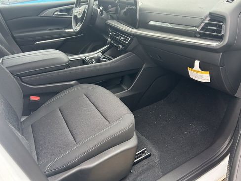 Used 2025 Chevrolet Traverse LT image 13