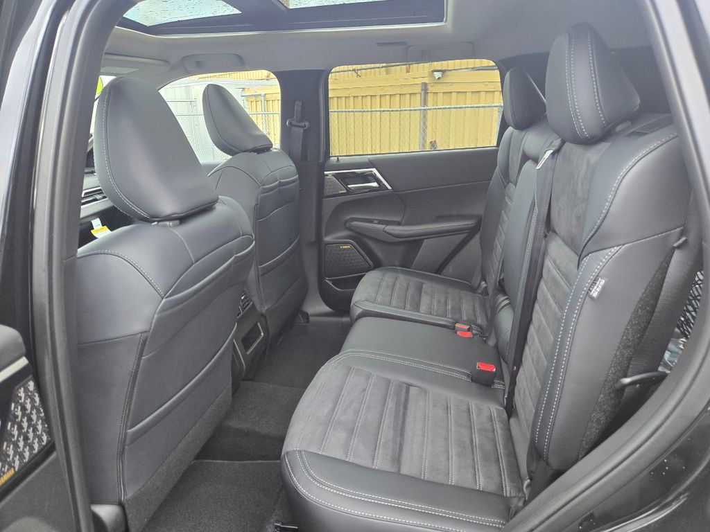 New 2026 Mitsubishi Outlander SE AWD/4WD image 6