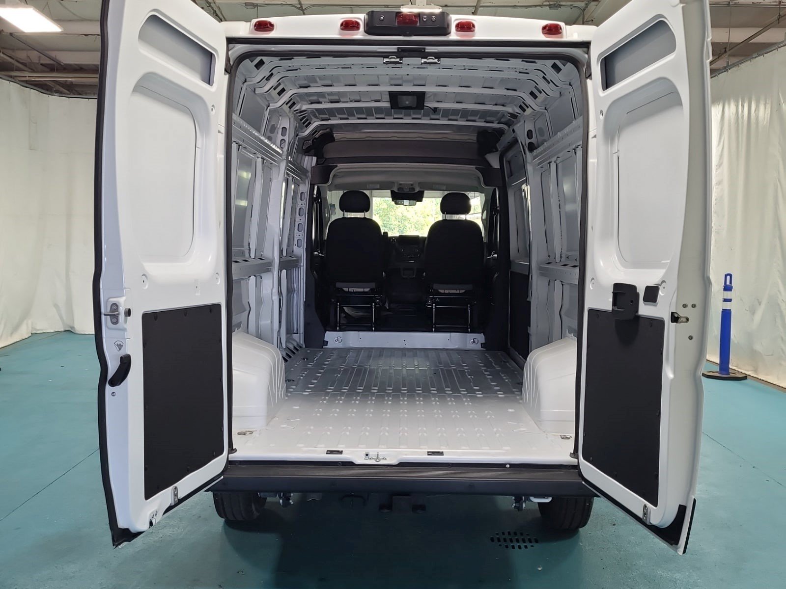 Used 2025 RAM ProMaster 2500 w/ Safety Group FWD image 9