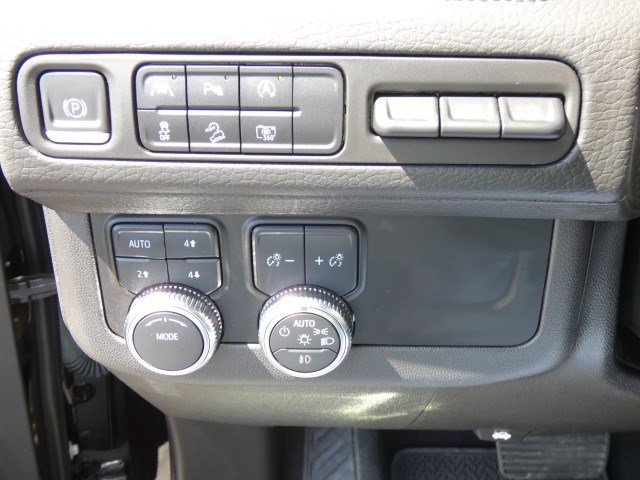 Used 2023 GMC Yukon XL Denali AWD/4WD image 35